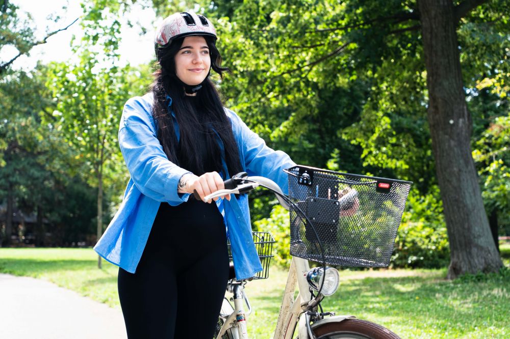 Seline Gigerl mit dem neuen Österreich radelt Höhenlinien Helm und Fahrrad