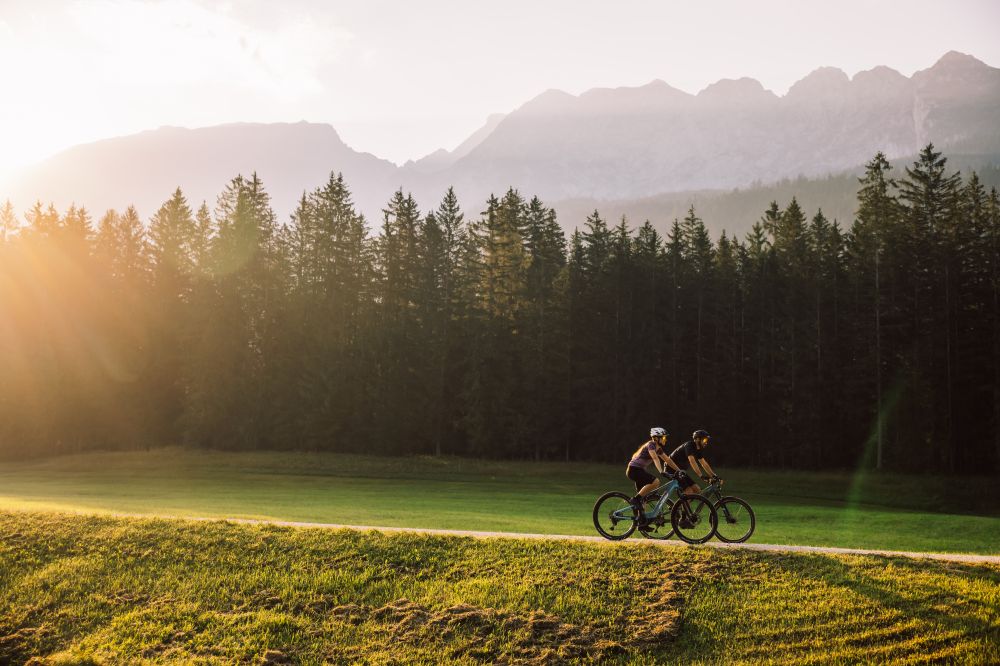 Leute fahren Fahrrad während des Sonnenuntergangs