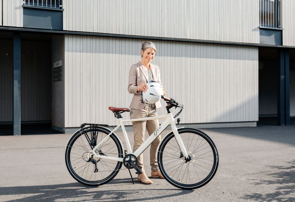 e-jobrad-test-c-geero.jpg Frau neben einem Geero E-Bike